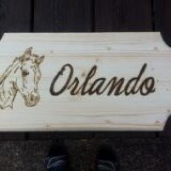 Boxenschilder mit Namen und Grafik